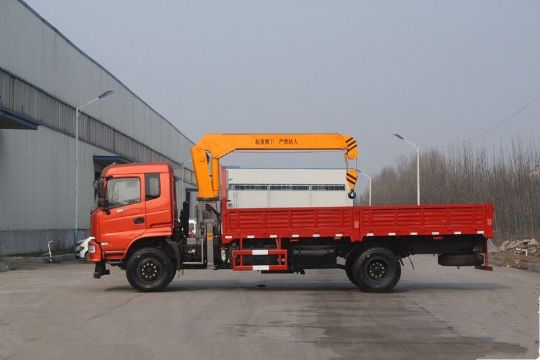 點擊查看詳細信息<br>標題：6.3噸東風(fēng)180馬力隨車吊 閱讀次數(shù)：1896