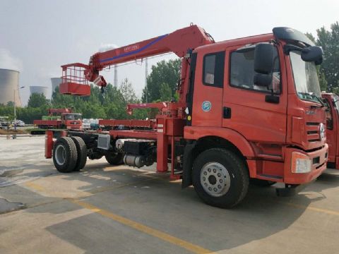 點擊查看詳細信息<br>標題：6.3噸大運隨車吊 閱讀次數(shù)：1899