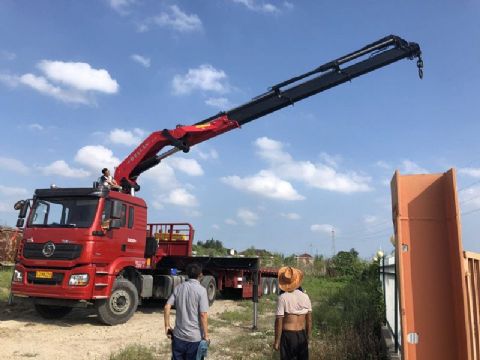 點擊查看詳細信息<br>標題：30噸折臂吊 閱讀次數：2572